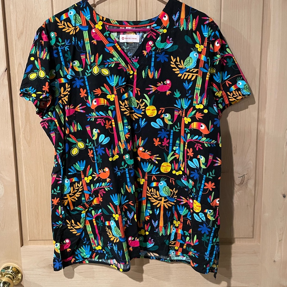 Ladies XL White Cross Colorful Bird Scrub Top. Jungle print. EUC